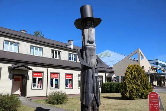 Alu Lord of the Manor Sculpture