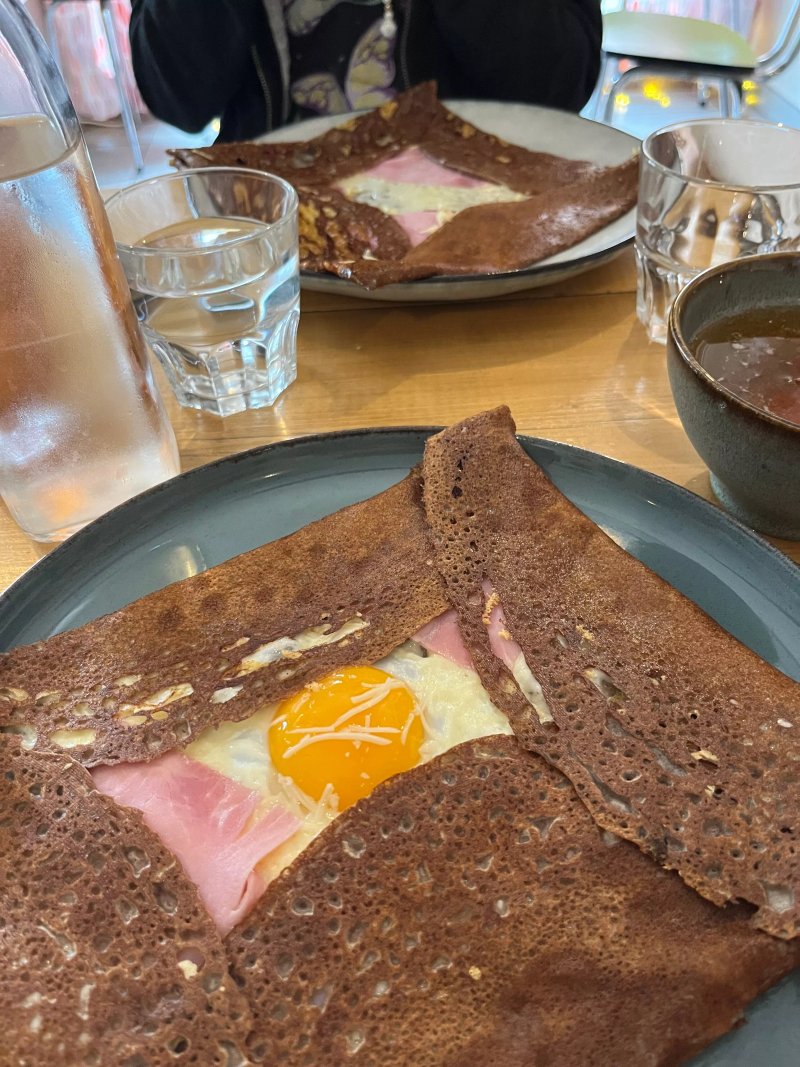 Lucette fait des crepes