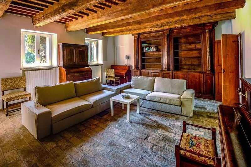 Large country house with private swimming pool and tennis court, 12 hectares