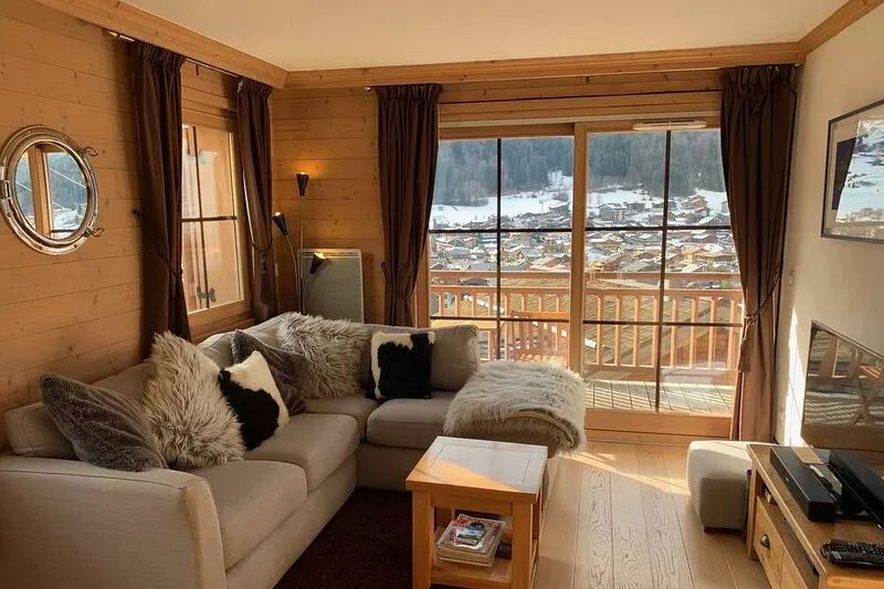 Centrally located 2 bedroom apartment with stunning south facing views