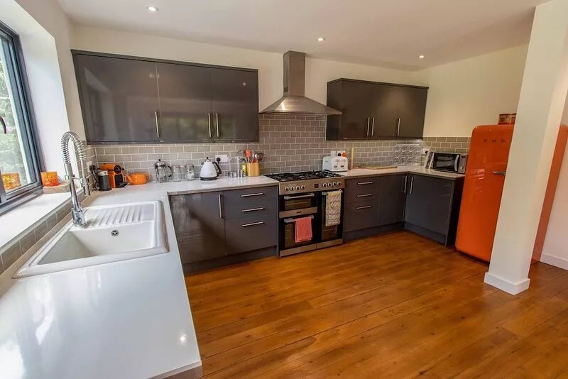 Victoria House Bembridge. 6 bedrooms - 4 bathrooms, great garden and location