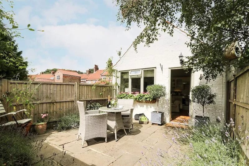 THE OLD FORGE, pet friendly, character holiday cottage in Stillington