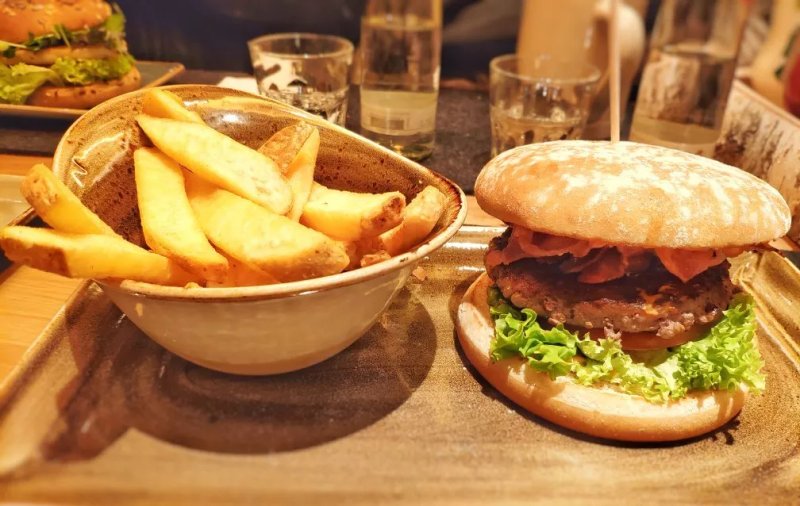 HANS IM GLUECK Burgergrill & Bar