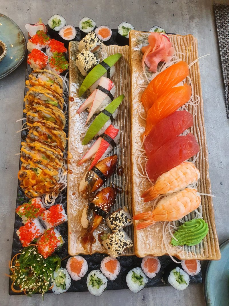 Moon Cocktail & Sushi Bar