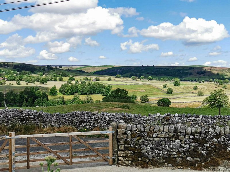 POGLES WOOD COTTAGE, pet friendly, with a garden in Grassington