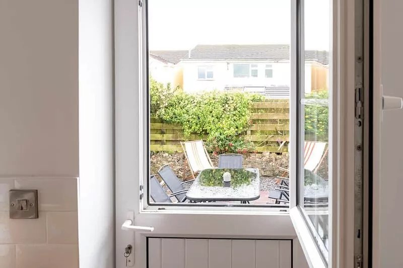 Lakeview - A stylish holiday home for 7 guests in Rhosneigr
