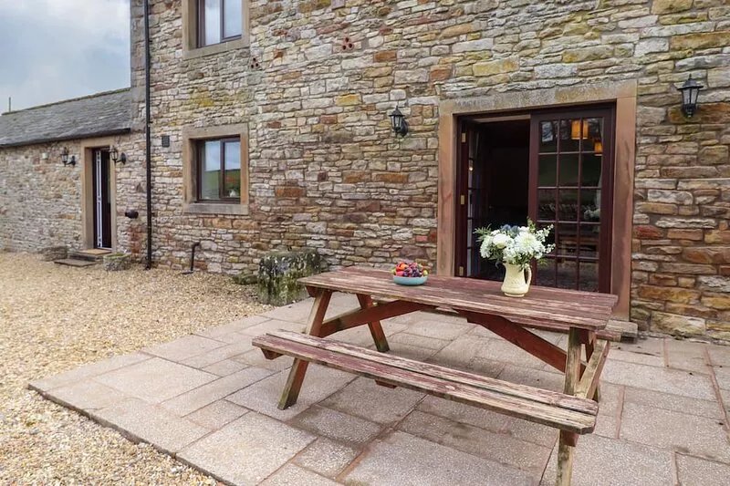 THE STABLE, family friendly, with open fire in Maulds Meaburn