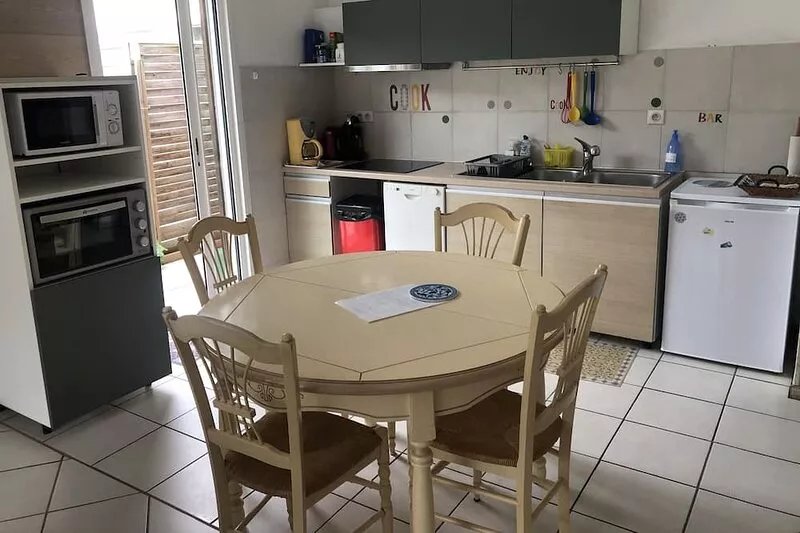Single-storey house in green garden Dinan center