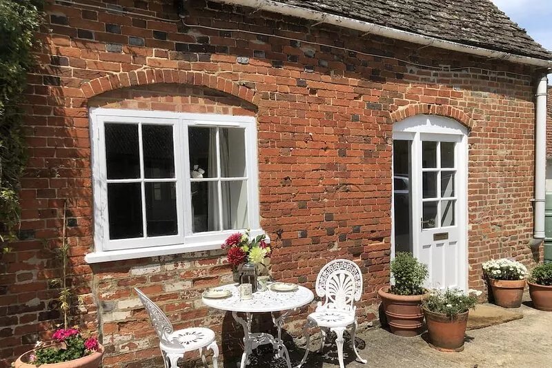 Charming self contained cottage in rural location
