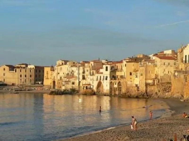 Apartment a few steps from the sea and Cathedral's Square.