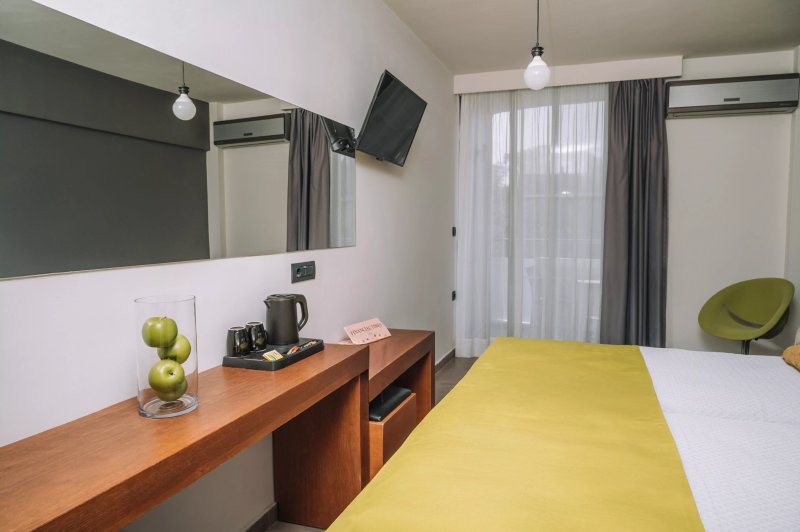 Amphitryon City Hotel