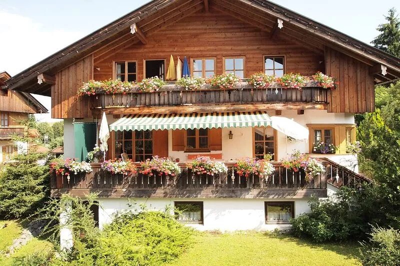 Comfortable, fully furnished apartment with mountain views for 4 people