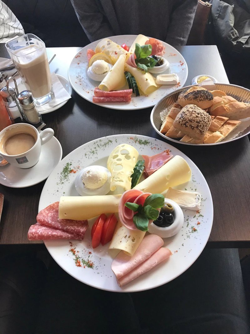 Eleven Cafe & Bar