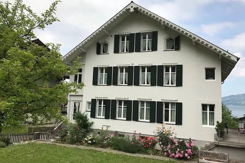 Attic flat with a view of Lake Thun and the mountains.