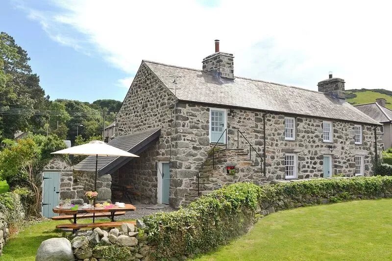 4 bedroom accommodation in Llwyngwril, near Aberdovey