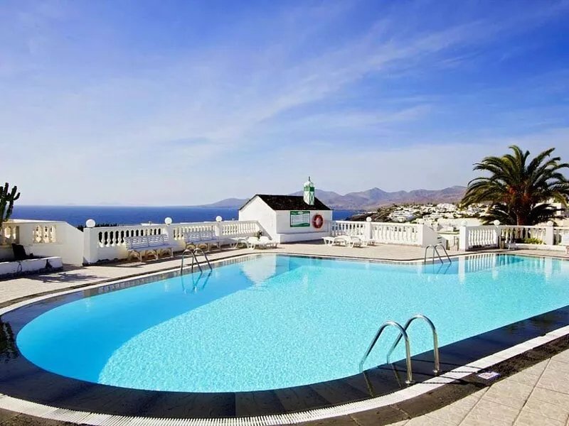 Luxury one bedroom apartment, private terrace, ocean views, full UK TV, WiFi
