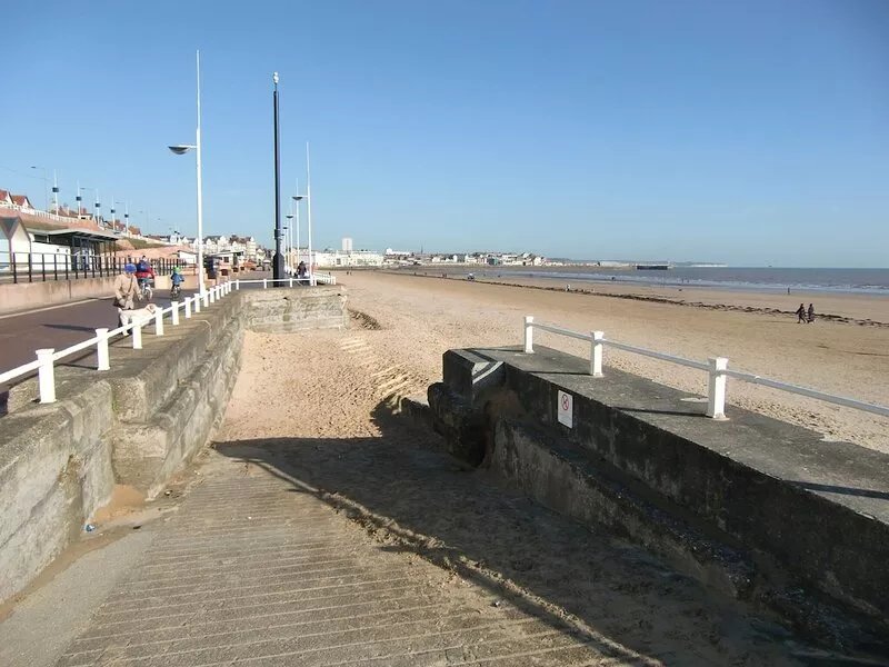 Lovely 4 bedroom semi, suitable for families can sleep up to 8 - 250m from beach
