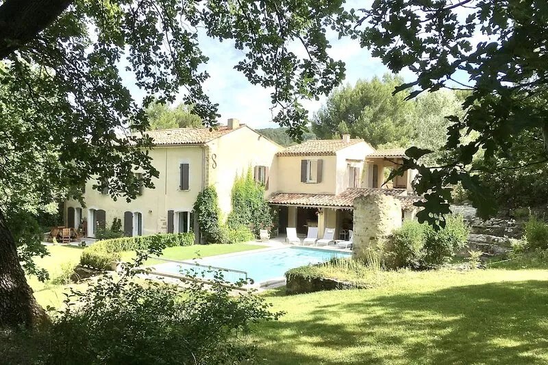 Provencal house with large garden and swimming pool.