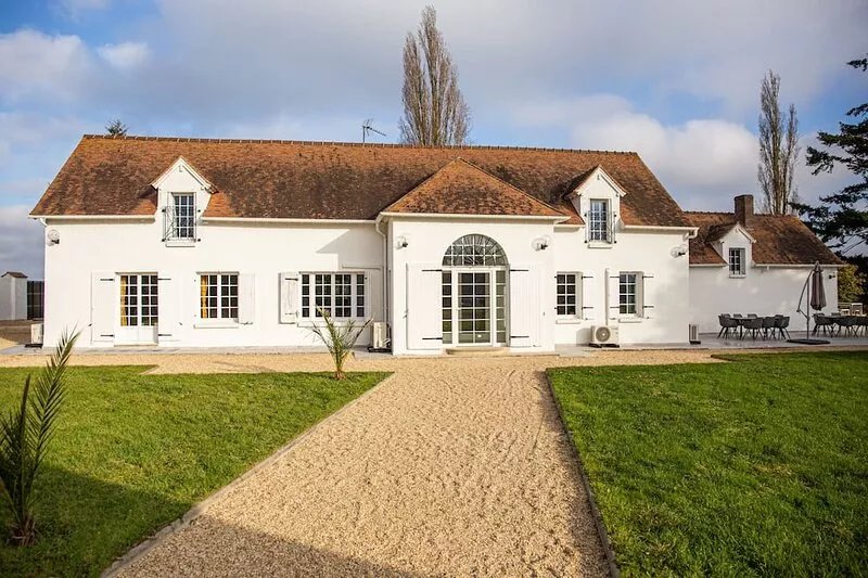 Charming 240m2 house with additional 80 m2 detached building