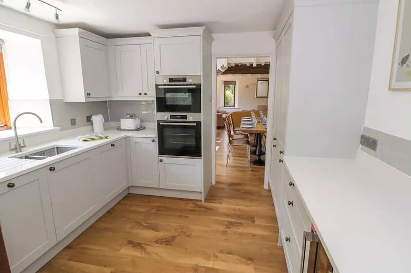 THE PADDOCK, pet friendly, character holiday cottage in Witney