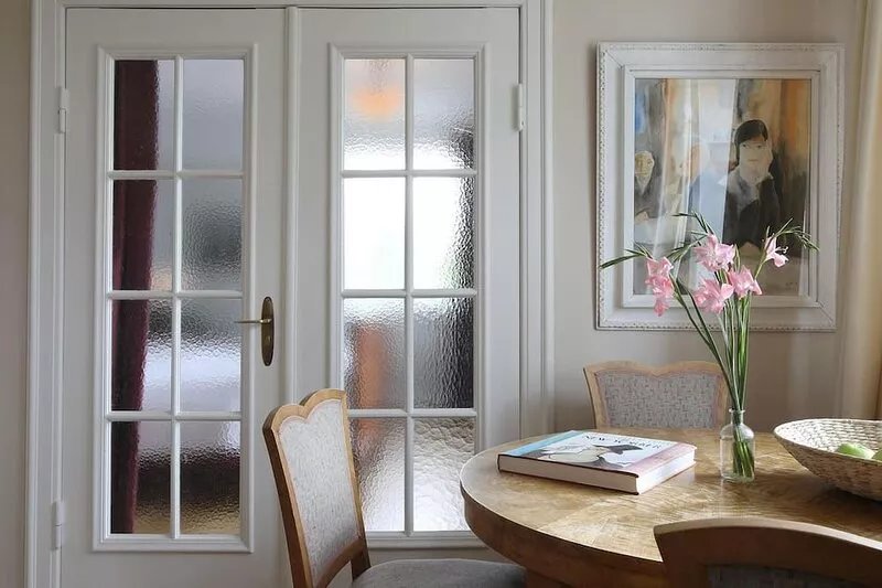 Modern and antiques give this apartment a noble ambience.