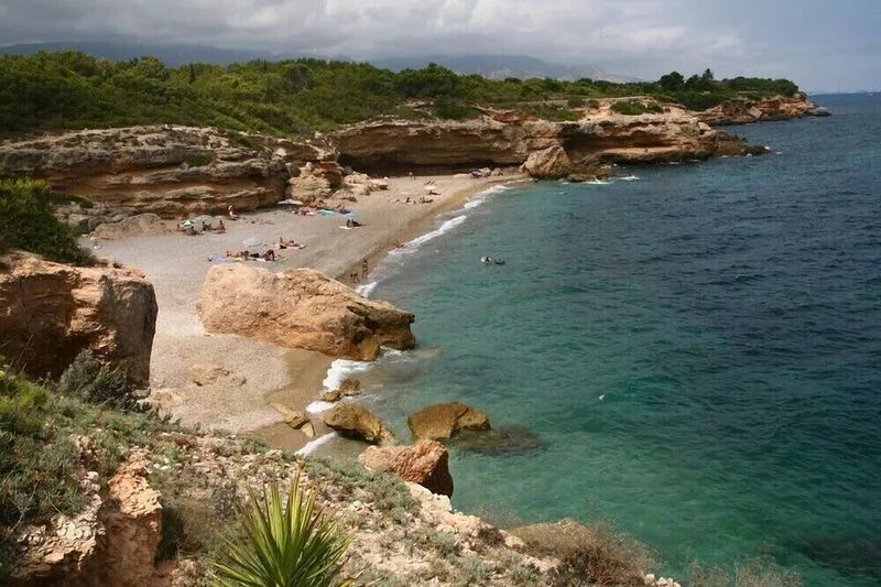 Peaceful,spacious villa, 220m2. 5 bedr.3 bathr.& large pool. Sleeps 6-13 persons
