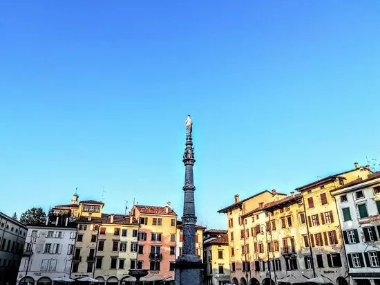 La Colonna con la Statua della Madonna con Bambino