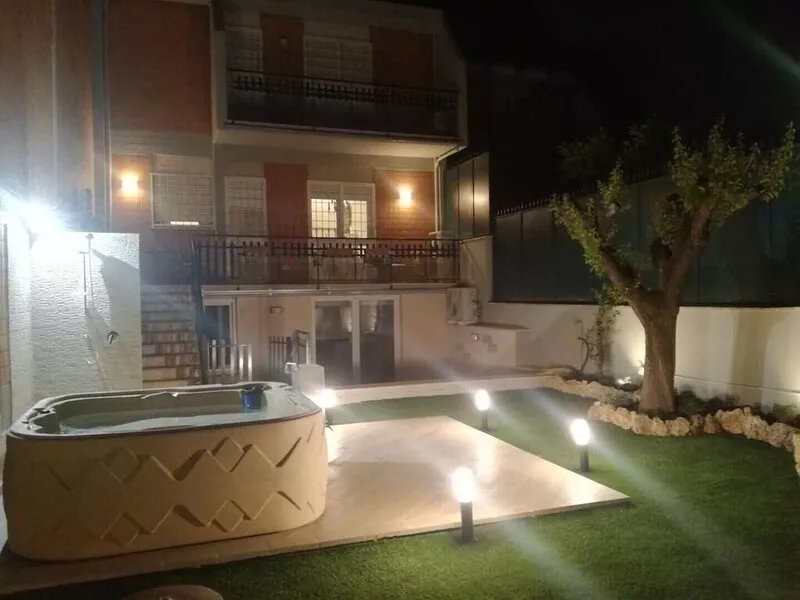 La Camelia Bianca, independent villa with garden and outdoor hot tub