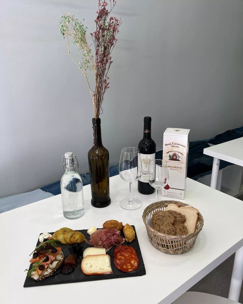 Atelier mobleu & The Wine Cellar Porto