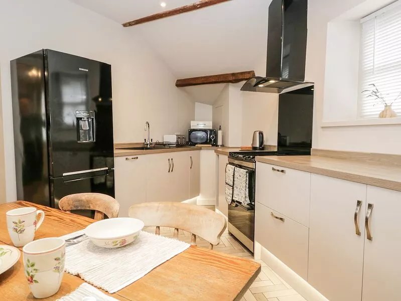 BRIDGE END COTTAGE, pet friendly, with open fire in Cartmel