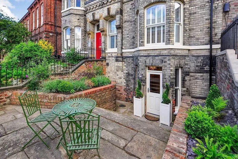 Apartment 8 Blue Bridge Court