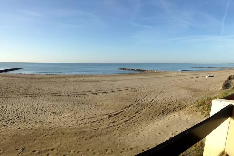 Apartment F3 1st line Carnon East, feet in the water