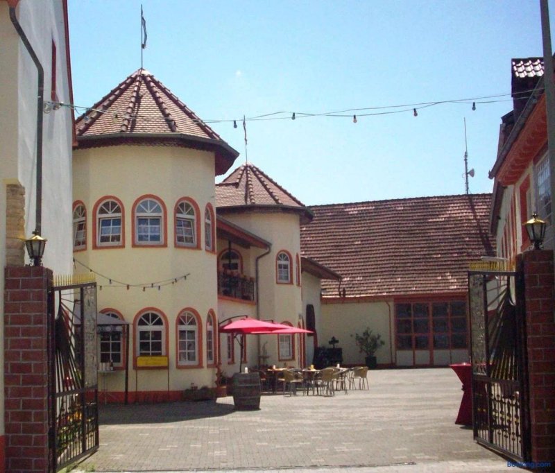 Weinschlosschen Im Weingut Roos