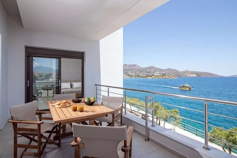 La Vista Apartment - Sea View steps to the beach