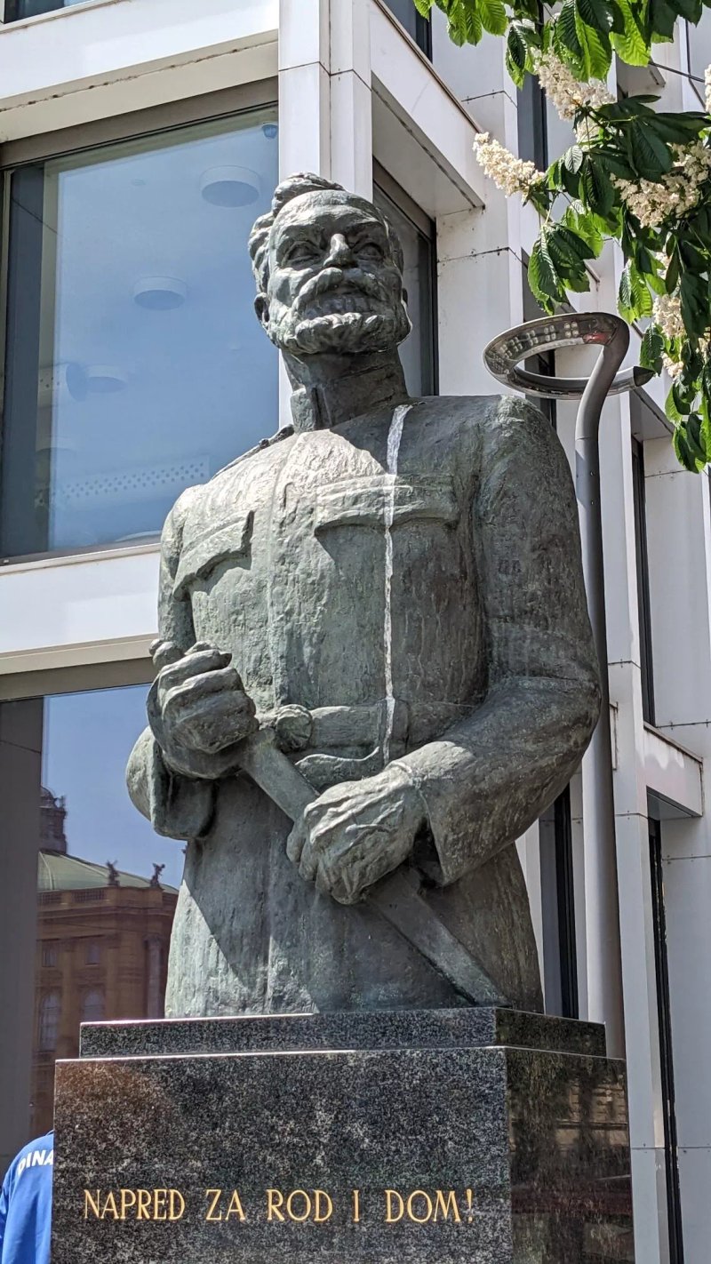 Spomenik Gjuro Dezelic (Monument to Gjuro Dezelic)