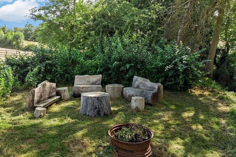 Luxury dog friendly holiday home with large garden in the Cotswolds - Hill View