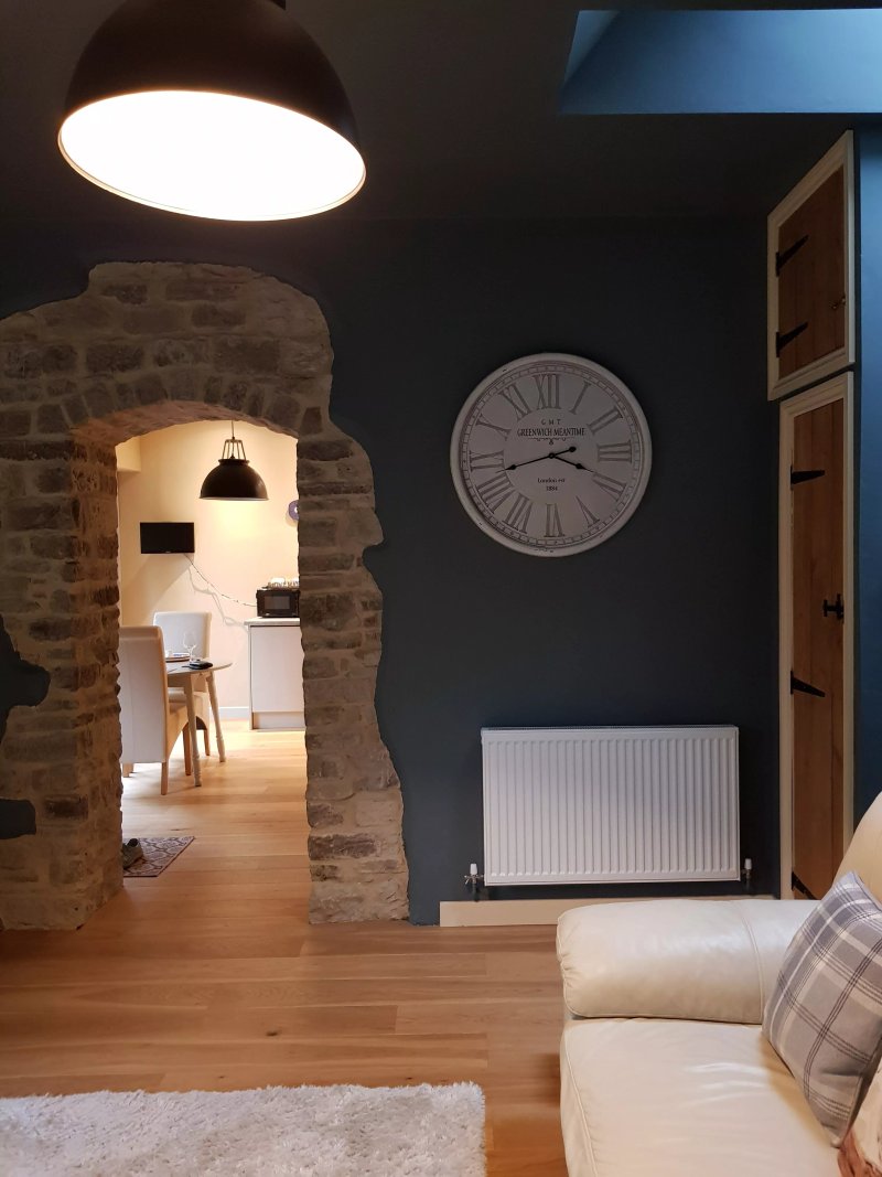 WOODPECKER COTTAGE, romantic, luxury holiday cottage in Ludlow