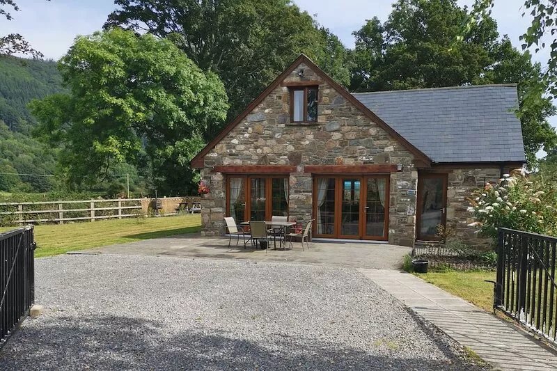 2 bedroom New Cottage with 360 mountain views