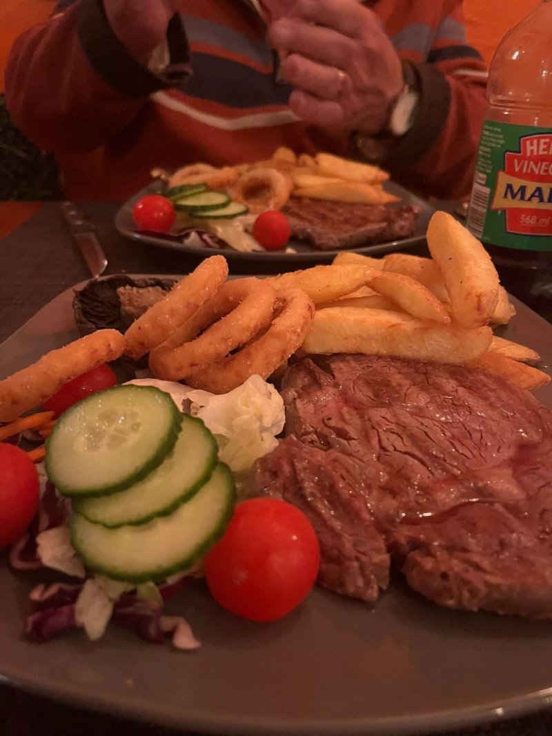 Sails Bar & Eatery