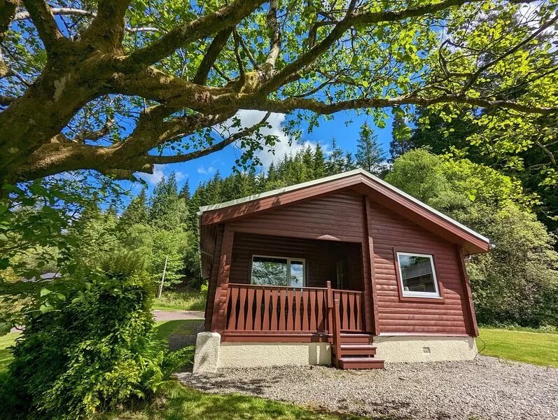 Refurbished Stylish, Comfy & Cosy traditional log cabin, dogs & families welcome