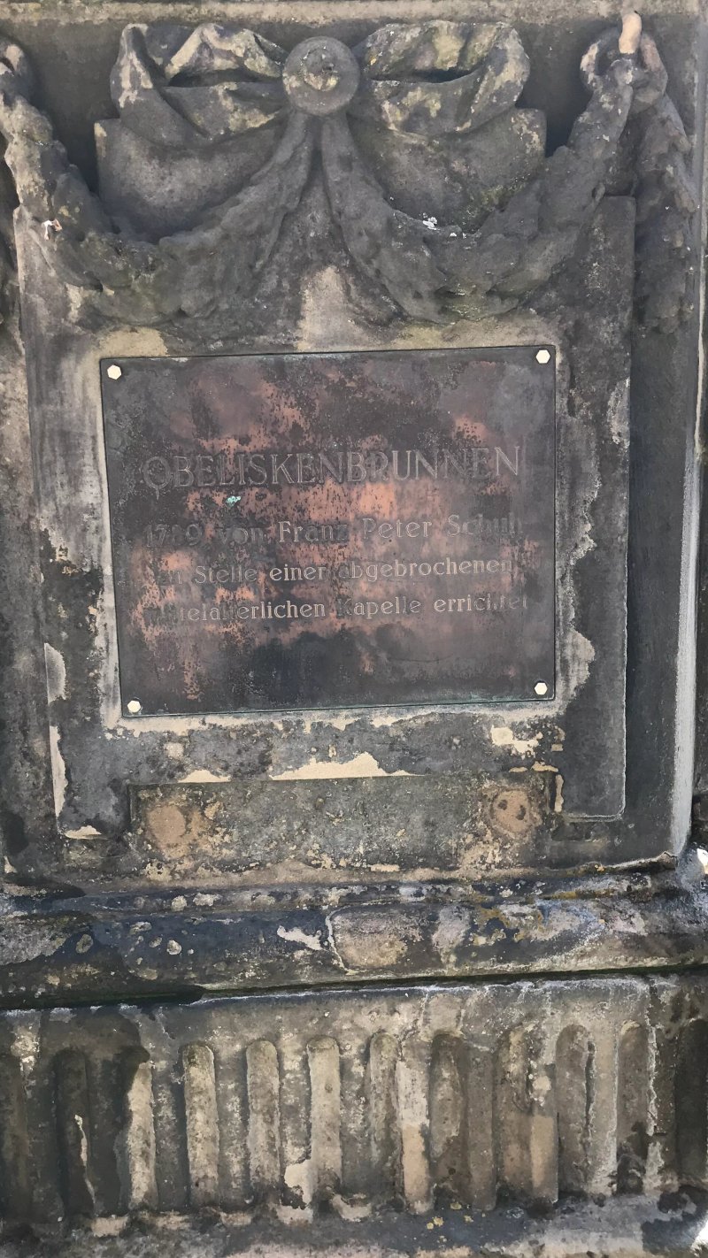 Obeliskenbrunnen an der Stadtkirche Bayreuth