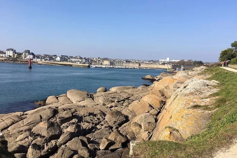 Bright modern *** house close to the City and the Sea. Very quiet area