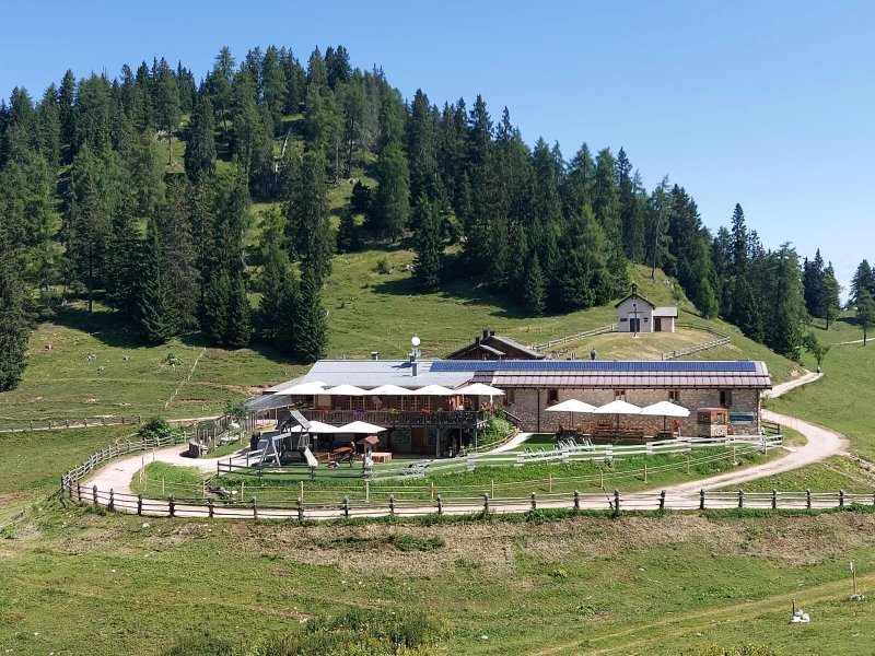 Malga Di Romeno Rifugio Escursionistico