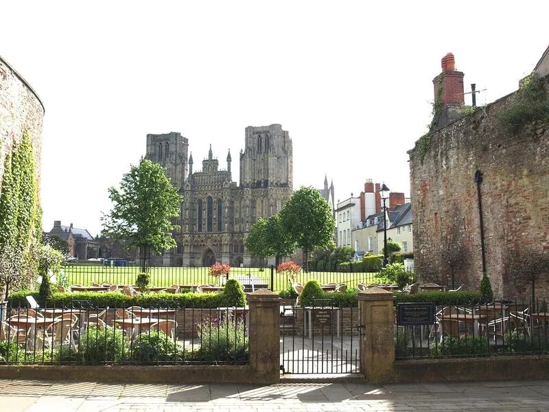 Town House in Central Wells with parking