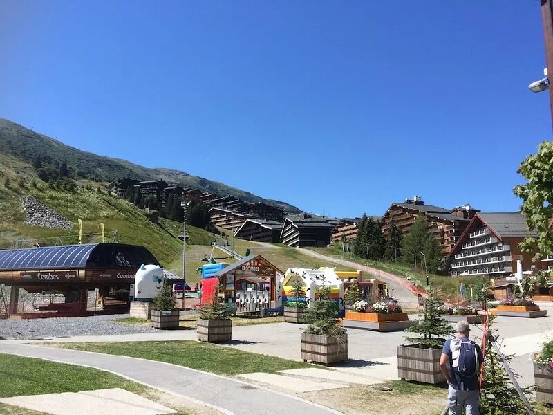 Studio cabin ideally located on the slopes, south-facing, Sunday to Sunday