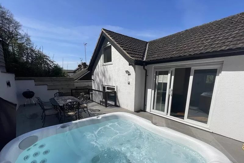 Charming Three Bedroomed Property With Hot Tub close to Monmouth town centre