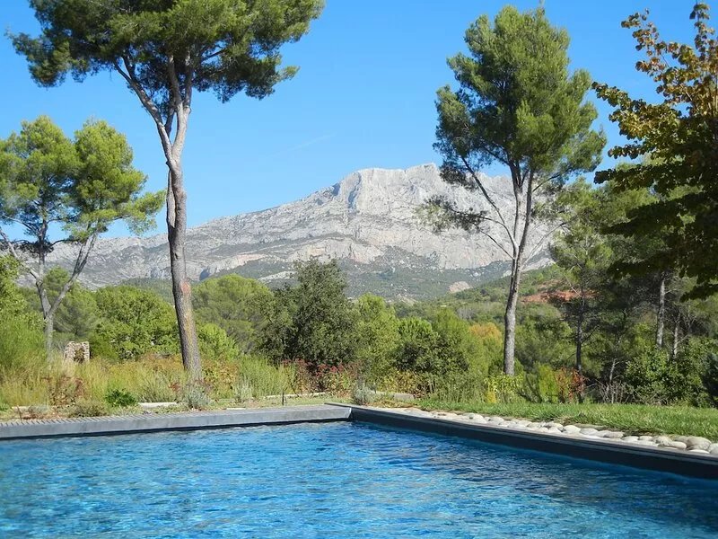Unique and modern villa with breathtaking view on Ste Victoire