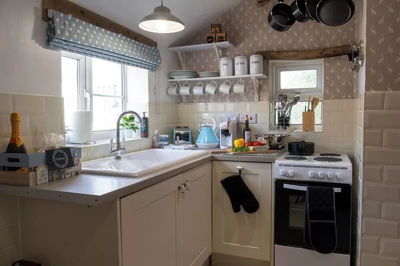 Pet Friendly Cottage, Near Amenities with Log Fire