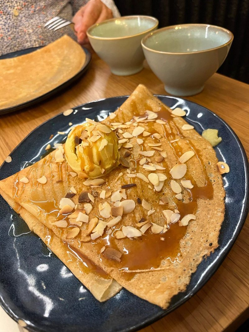 Lucette fait des Crepes