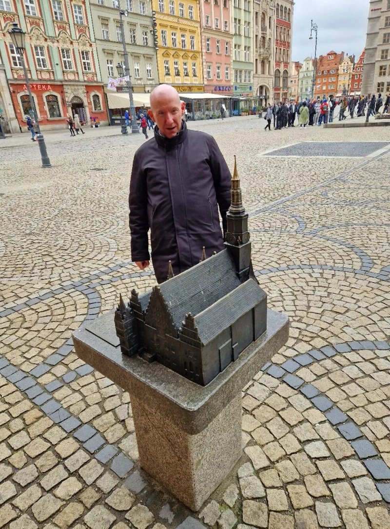 Town Hall Statue